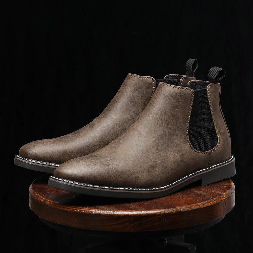 Dunkelbraune Herren Chelsea Stiefel mit elastischen Einsätzen für müheloses Anziehen und ganztägigen Komfort.