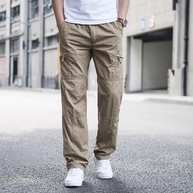 Herren-Cargohose mit lockerer Passform, praktischen Mehrfachtaschen für viel Stauraum, ideal für Freizeit & Alltag.