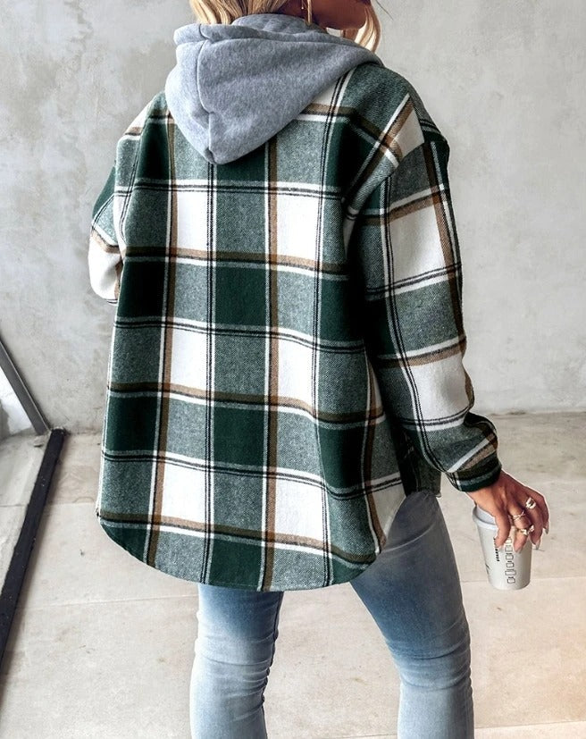 Modischer Damen Hoodie im Oversize-Look mit auffälligem Muster. Stylische Freizeitkleidung.