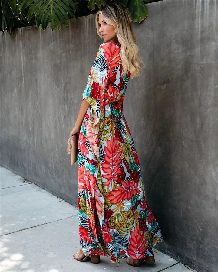 Elegantes rotes Sommer Maxikleid für Damen mit V-Ausschnitt, tropischem Print und stylischem Bindegürtel.
