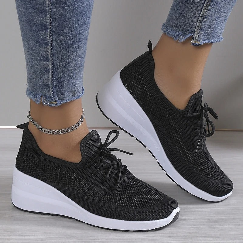 Damen Plateau Sneaker: Elegante Schnürschuhe mit komfortabler Keilsohle für stylischen Auftritt.