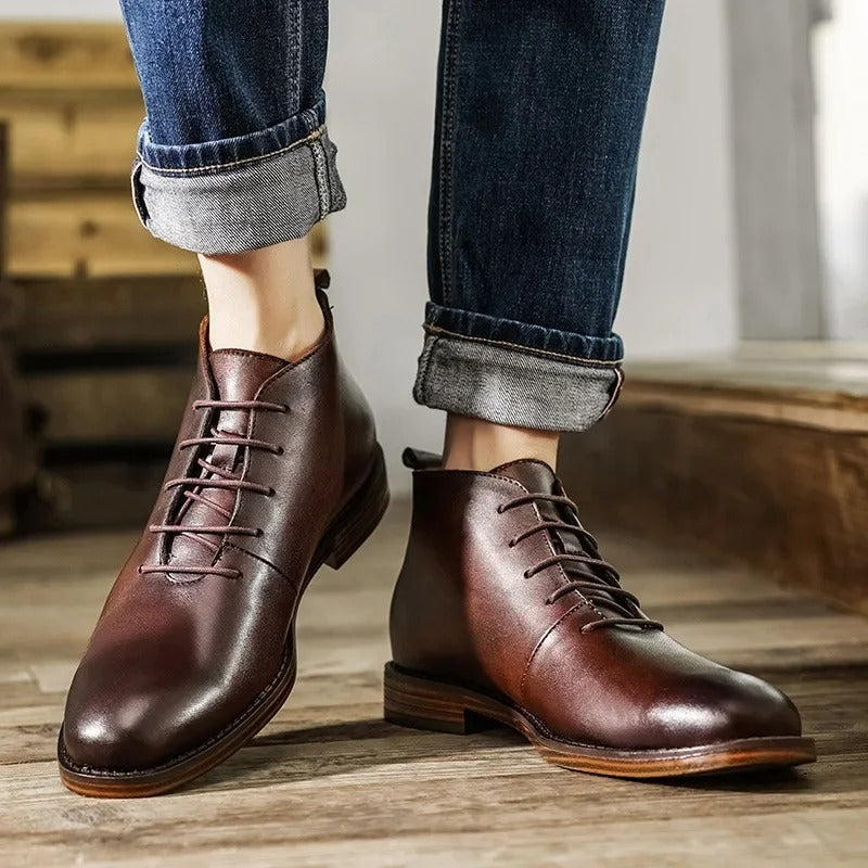 Bequeme Herrenstiefel mit rutschfester Sohle und Zuglaschen, klassisch für Business & Alltag.
