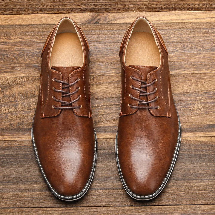 Klassische braune Herren Businessschuhe. Zeitloses Design & bequeme Passform für den Gentleman.