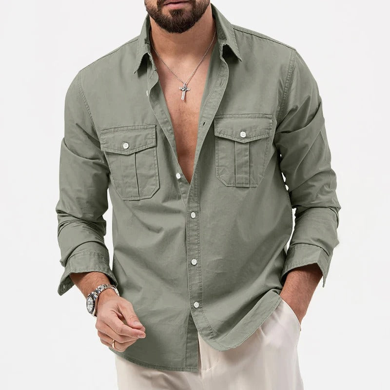 Rückenansicht des modernen Slim Fit Langarmhemds für Herren. Betont die elegante Passform und das cleane Design.