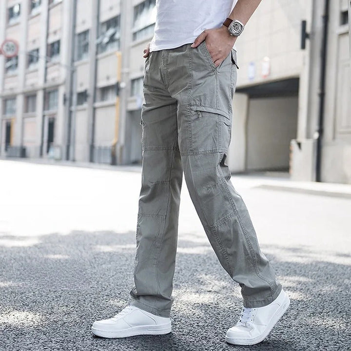 Schwarze Herren Cargo-Hose mit Vier-Wege-Stretch und funktionalen Taschen für Business & Freizeit.