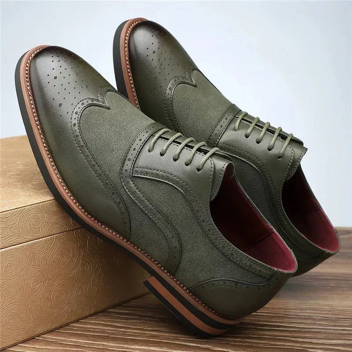 Ein Paar zweifarbige Herren Oxford Schuhe, Kombination aus Stil, Komfort & Business-Eleganz.