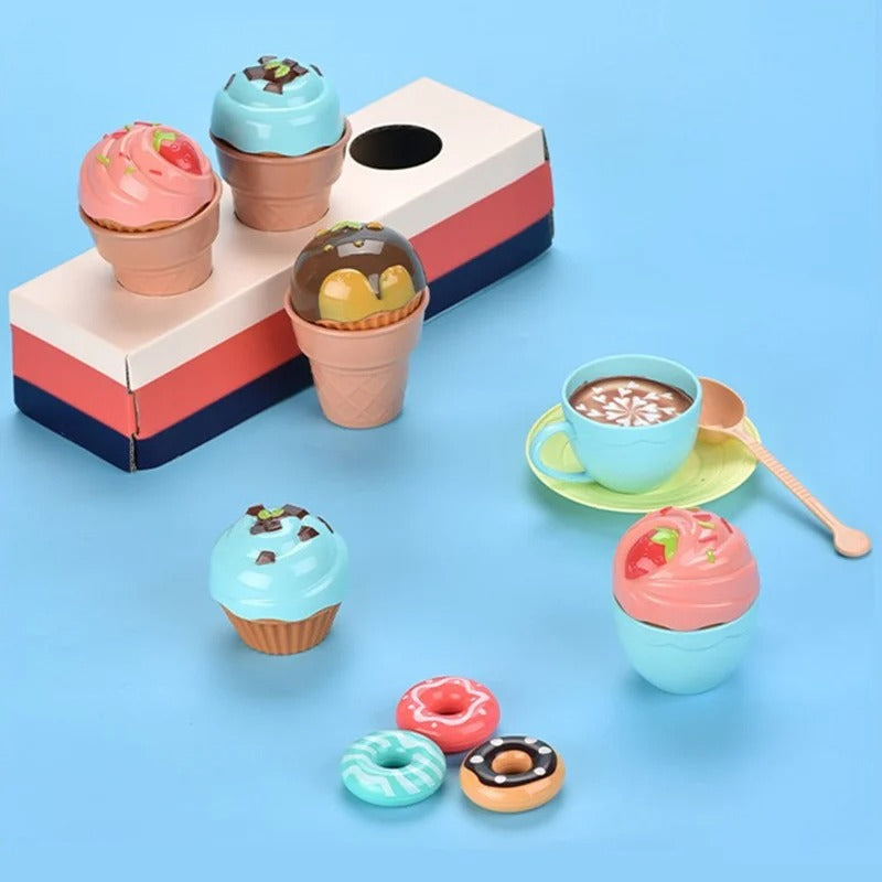 Bunte Spiellebensmittel: Kuchen, Gebäck & Donuts aus dem Bäckerei Café-Set für Kinder; regt zum Verkauf an.