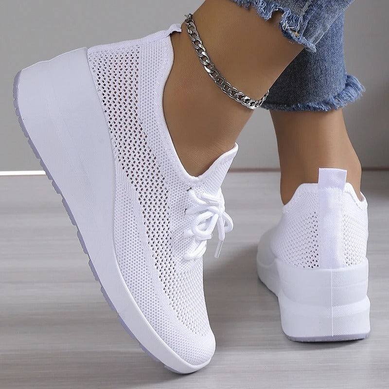 Moderne Damen Plateau-Sneaker mit Keilsohle & Schnürung. Vielseitige Freizeitschuhe für jeden Anlass.