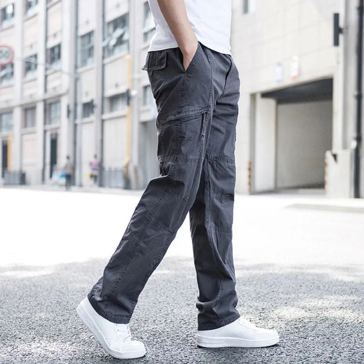 Graue Herren Cargohose mit lockerem Schnitt und funktionalen Taschen, ideal für Alltag und Outdoor-Sport.
