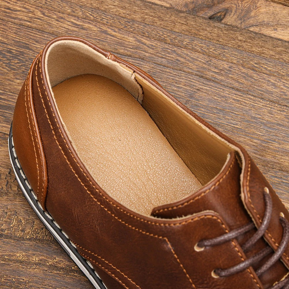 Seitenansicht eleganter Herren Businessschuhe. Klares, klassisches Design für jeden Anlass.
