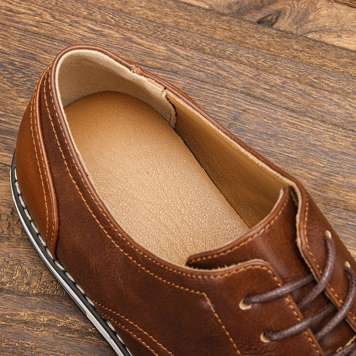 Seitenansicht eleganter Herren Businessschuhe. Klares, klassisches Design für jeden Anlass.