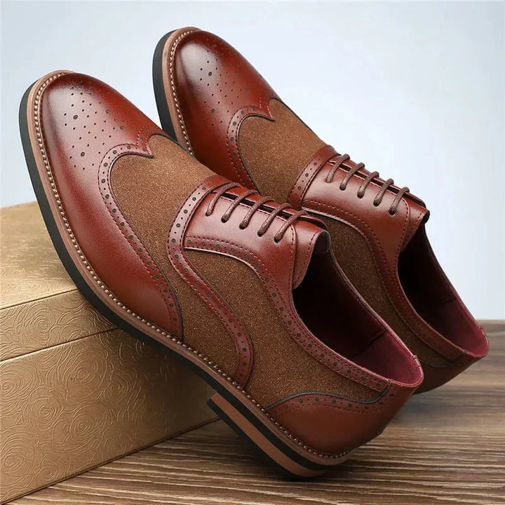 Nahaufnahme: Feine Details der zweifarbigen Herren Oxford Schuhe, hochwertige Leder & Nähte.