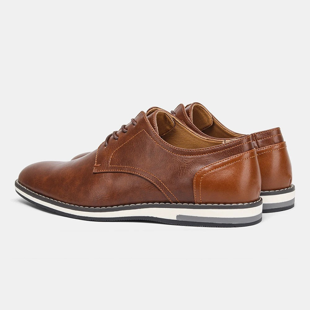 Frontansicht edler Herren Businessschuhe. Polierte Spitze & dezente Schnürung. Zeitlos elegant.