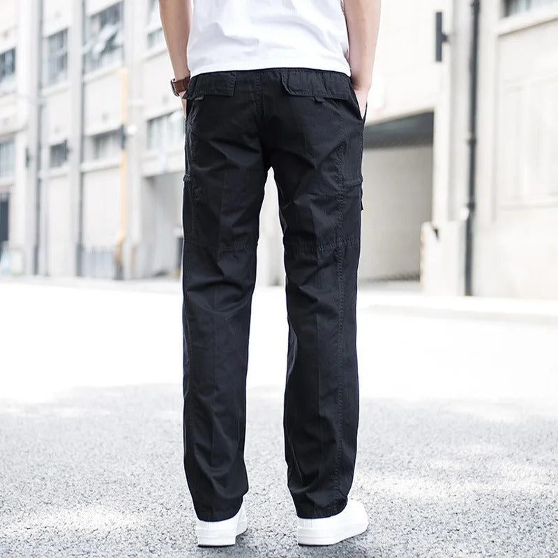 Nahaufnahme des hochwertigen Vier-Wege-Stretch-Stoffes einer Herren Cargohose für maximalen Komfort.