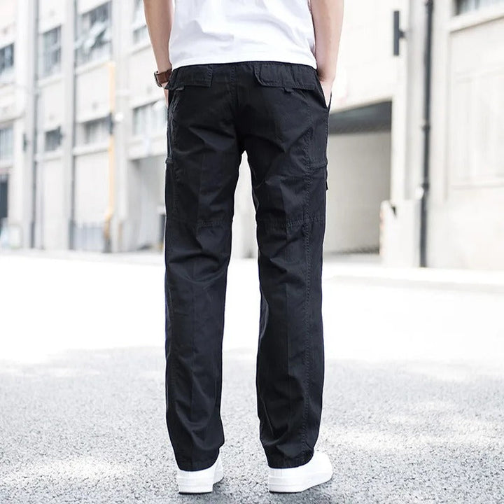 Nahaufnahme des hochwertigen Vier-Wege-Stretch-Stoffes einer Herren Cargohose für maximalen Komfort.