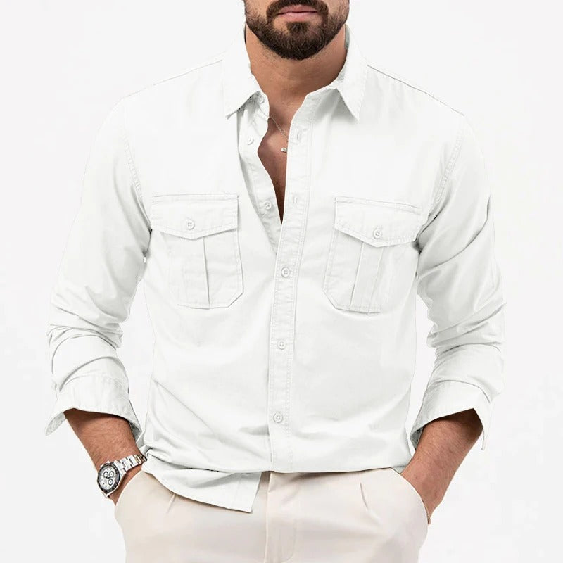 Mann kombiniert Slim Fit Herren Langarmhemd mit Brusttaschen und Jeans. Moderner Smart Casual Look für den Alltag.