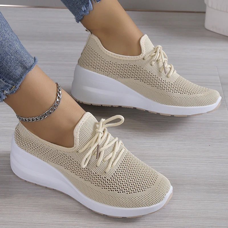 Damen Plateau Sneaker mit bequemer Keilsohle & stylischer Schnürung für Freizeit & Alltag.