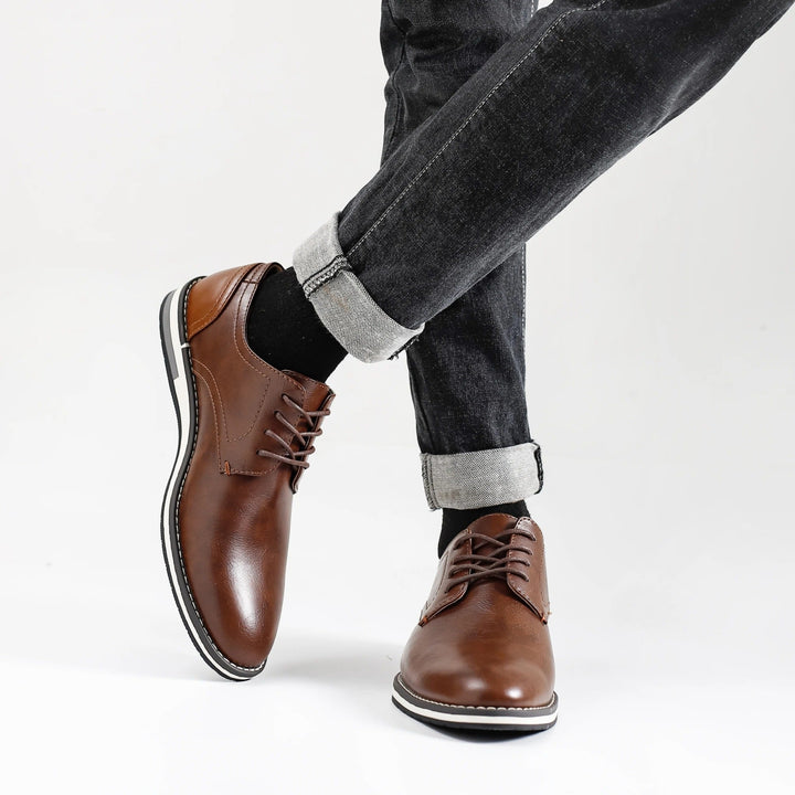 Detailansicht der Sohle & Nähte von gepolsterten Herren Businessschuhen. Robuste Verarbeitung.