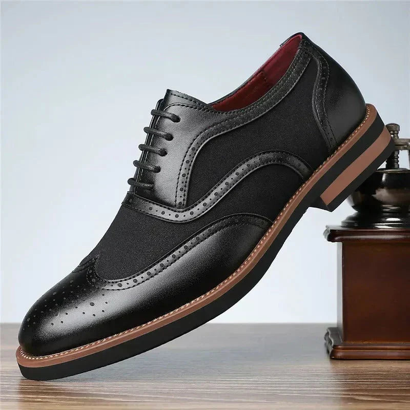 Bequeme Herren Oxford Schuhe in zweifarbiger Optik, ideal für lange Tage im Büro oder festliche Anlässe.