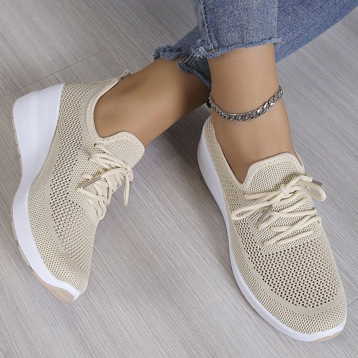 Trendige Damen Plateau Sneaker mit erhöhter Keilsohle. Bequeme Schnürschuhe für Frühjahr & Sommer.