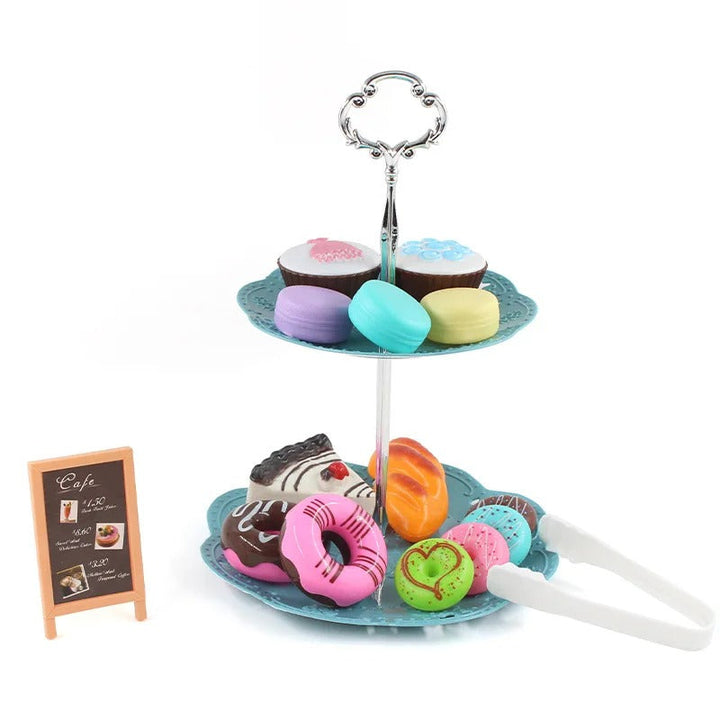 Vielfältiges Café-Zubehör: Tassen, Teller & Besteck aus dem Barista & Bäckerei Spielzeugset für Kinder.