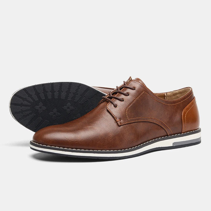 Ein Paar glänzende Herren Businessschuhe. Perfekt für einen professionellen & gepflegten Auftritt.