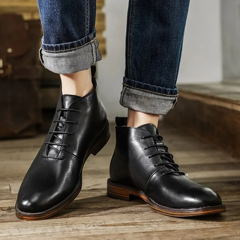 Detailansicht der rutschfesten Sohle eleganter Herrenstiefel, für sicheren Halt im Alltag und Business.