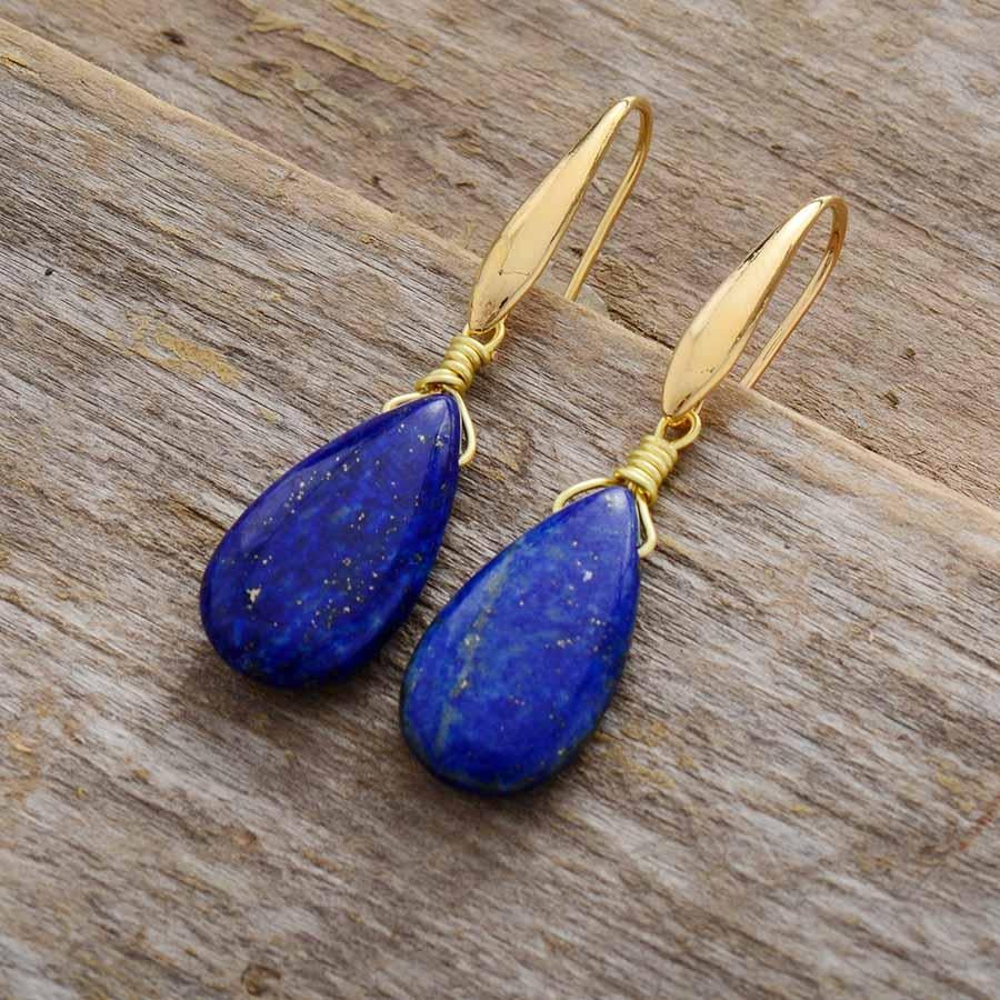 Detailaufnahme der tiefblauen Lapislazuli-Ohrringe. Edle Teardrop-Form, vergoldeter Schmuck für Damen.