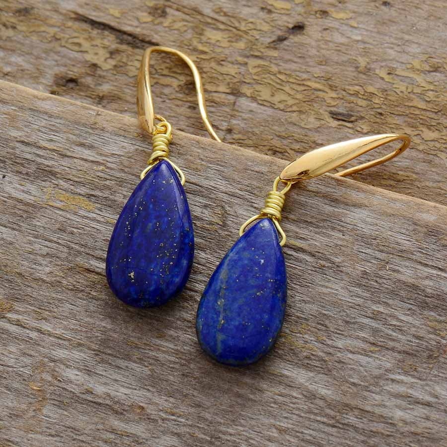 Elegante Damen-Ohrringe mit tiefblauen Lapislazuli-Teardrop-Anhängern, handgemacht. Zeitloser Edelsteinschmuck.