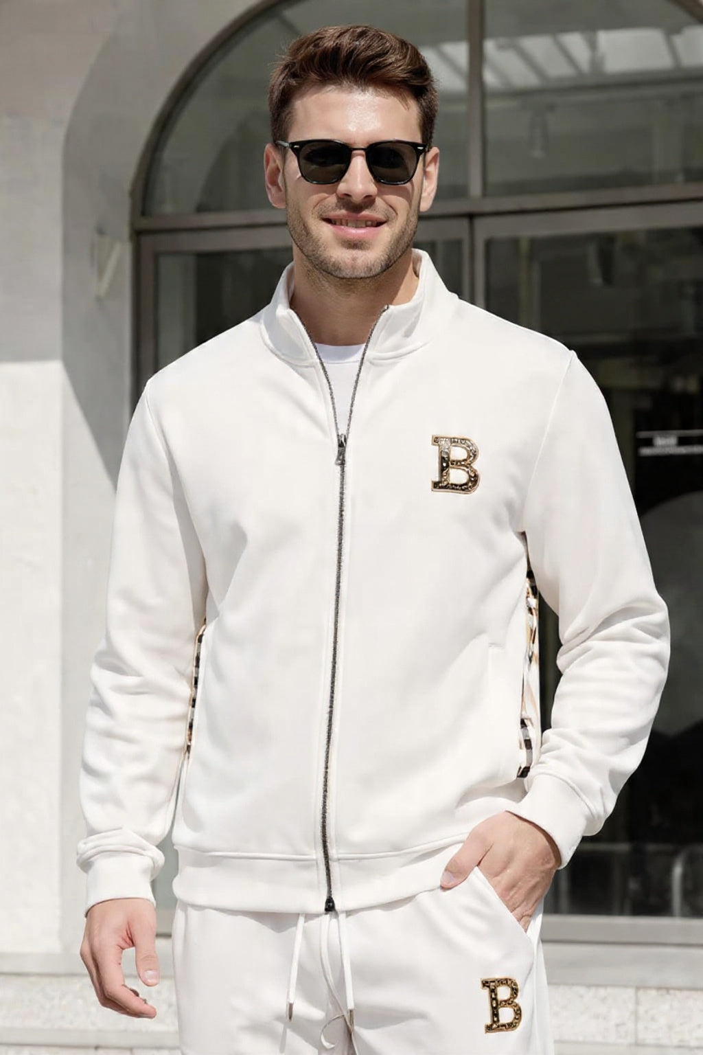 Stilvoller Herren Jogginganzug kariert. Bequemer Sportanzug mit Reißverschluss, ideal für Freizeit.