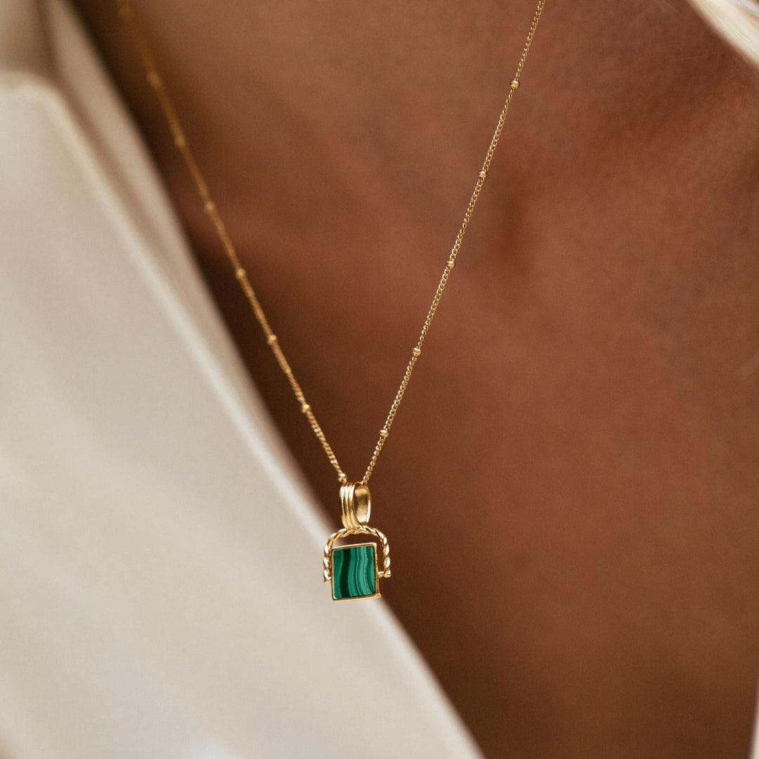 Goldkette mit grünem Malachit-Anhänger für Damen, wasserfest & elegant.
