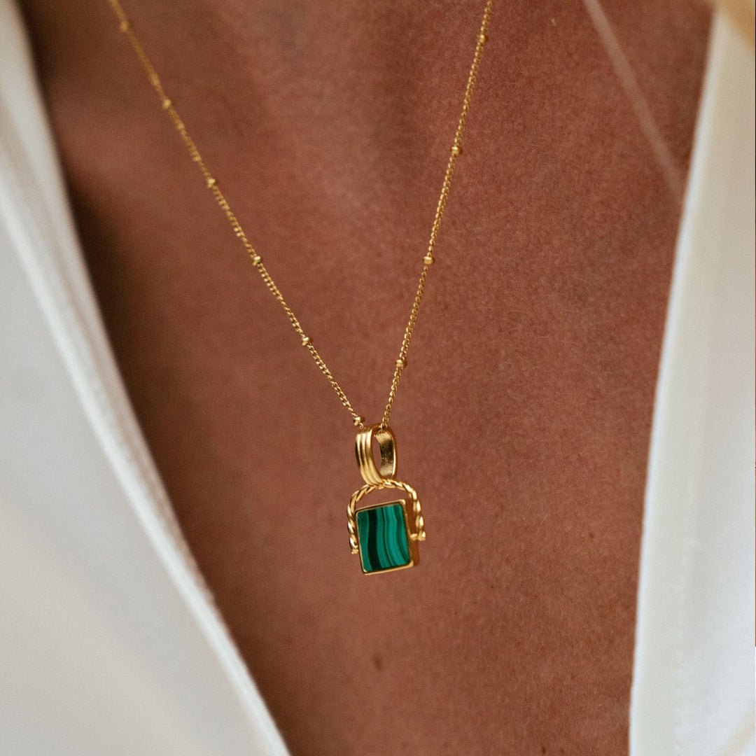 Zeitlose Goldkette mit Malachit-Anhänger, wasserfest & hypoallergener Damenschmuck.