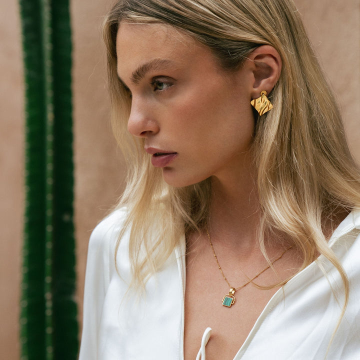 Glänzende Goldkette mit auffälligem, grünem Malachit-Anhänger für stilvolle Damen.