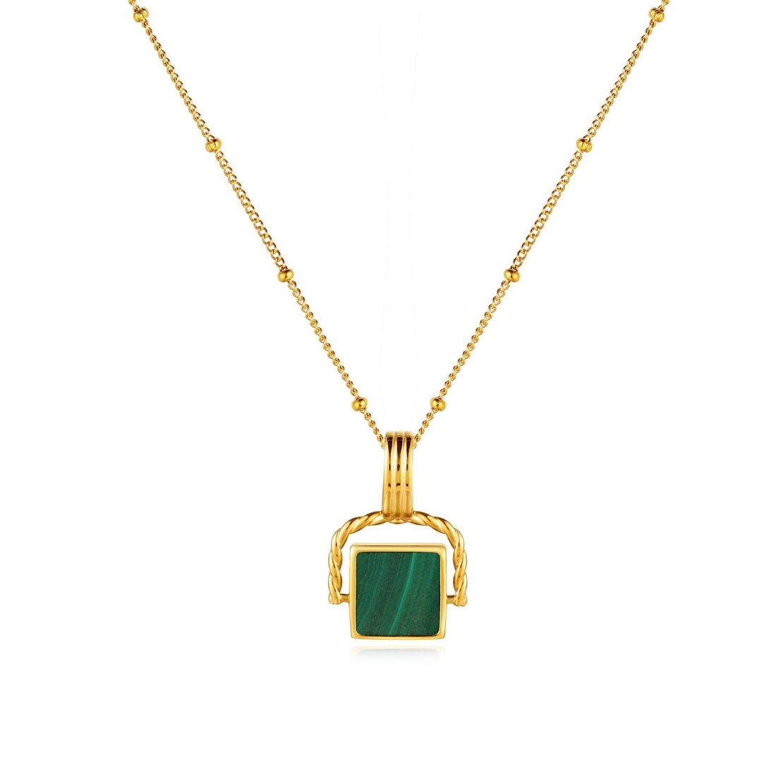 Grüner Malachit-Anhänger an einer goldenen Damenkette, elegant & modern.