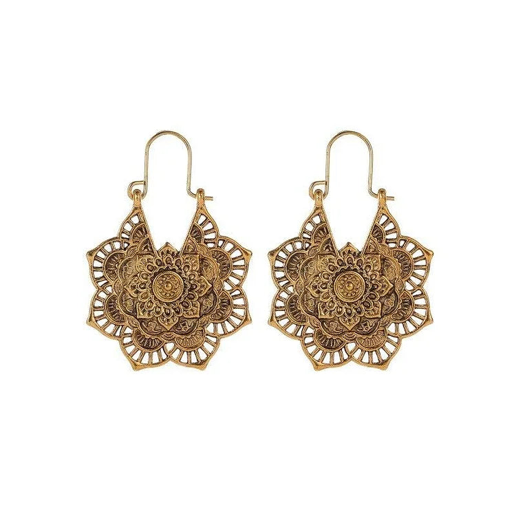 Moderne Damen Ohrringe mit spirituellem Lotus Mandala Design, elegante Gold- oder Silberoptik, Accessoire.