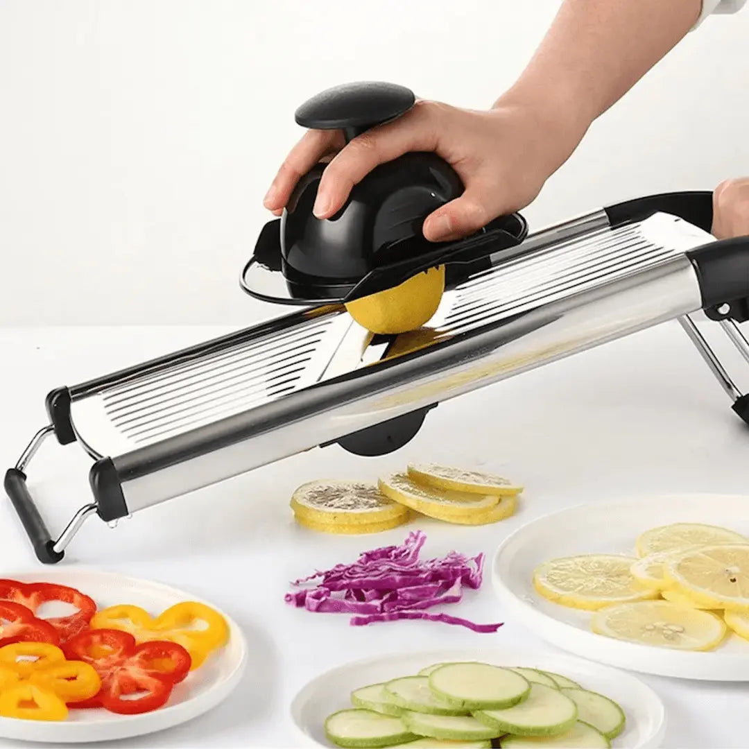 Professionelle Edelstahl Mandoline für präzises Schneiden von Gemüse, ein unverzichtbarer Küchenhelfer.