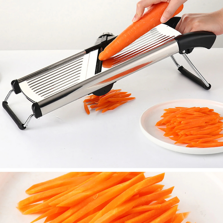 Edelstahl Gemüseschneider Mandoline in Aktion, präzises Schneiden für schnelle Zubereitung in der Küche.