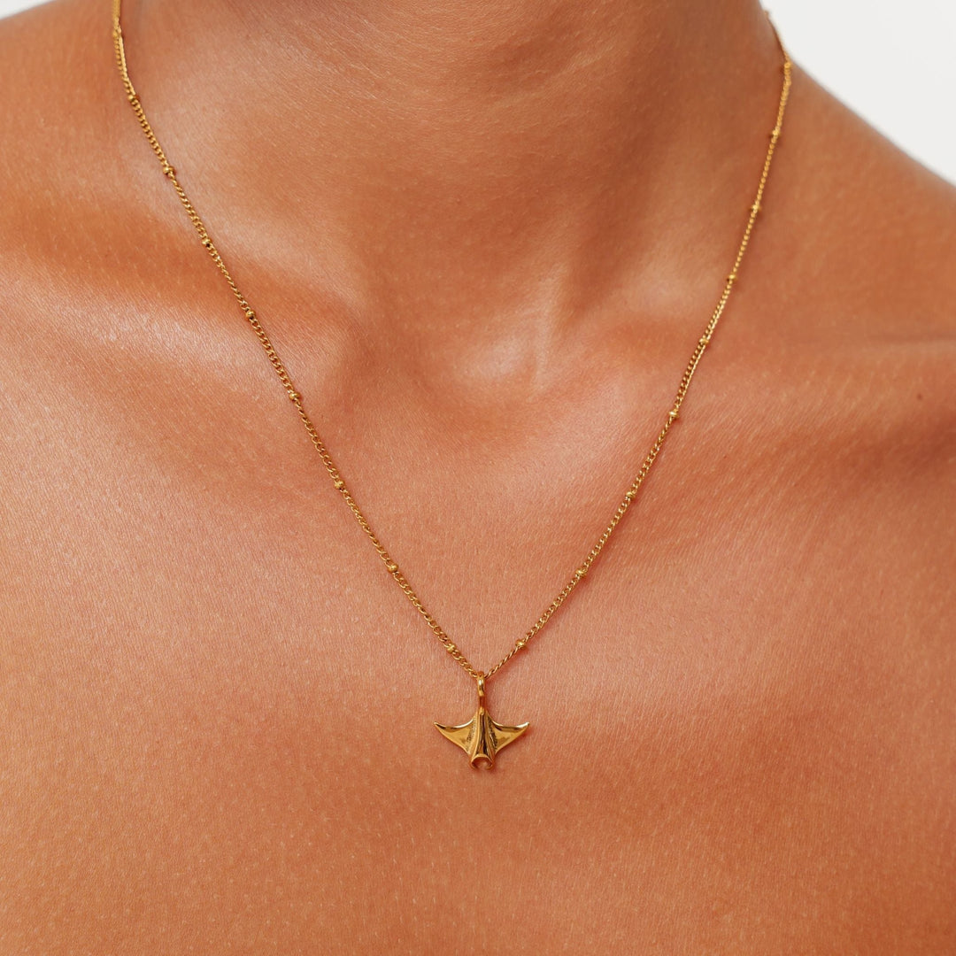 Wasserfeste Goldkette Damen aus Edelstahl, Manta-Anhänger mit grünem Zirkonia, verstellbar für den Alltag.