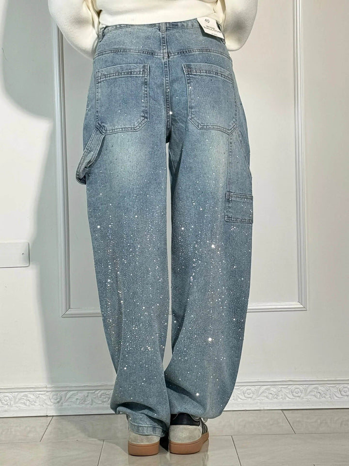 Damen Wide Fit Jeans mit Strass & seitlichen Cargo-Taschen. Trendige Strasshose für Freizeit & Streetwear.