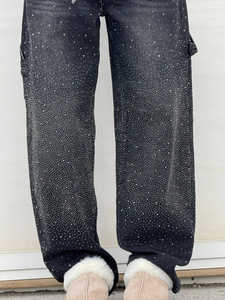 Glitzernde Damen Wide Fit Jeans mit Strass und praktischen Cargo-Taschen. Perfekte Kombination aus Glanz & Komfort.