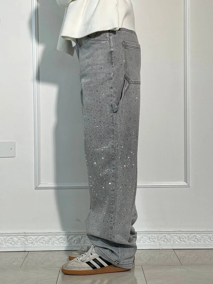 Bequeme Damen Wide Fit Jeans mit Strass-Akzenten und lässigen Cargo-Taschen. Moderne Damenhose.