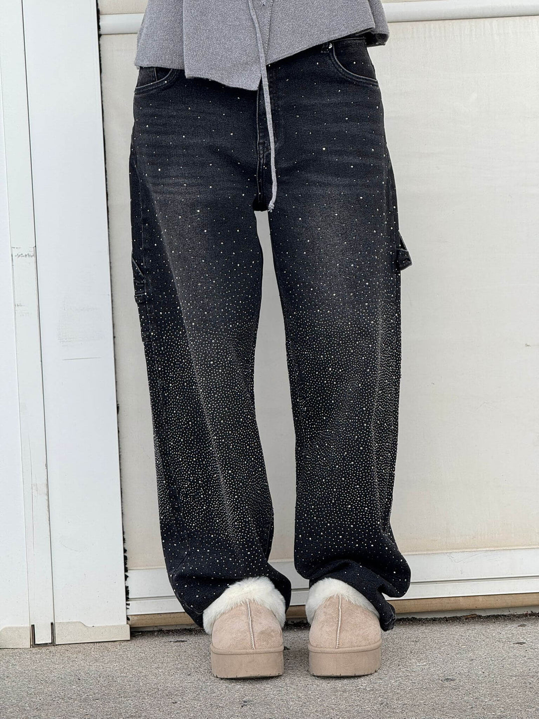 Coole Damen Wide Fit Jeans mit Strass und Cargo-Taschen. Die perfekte Strasshose für einen modischen Auftritt.