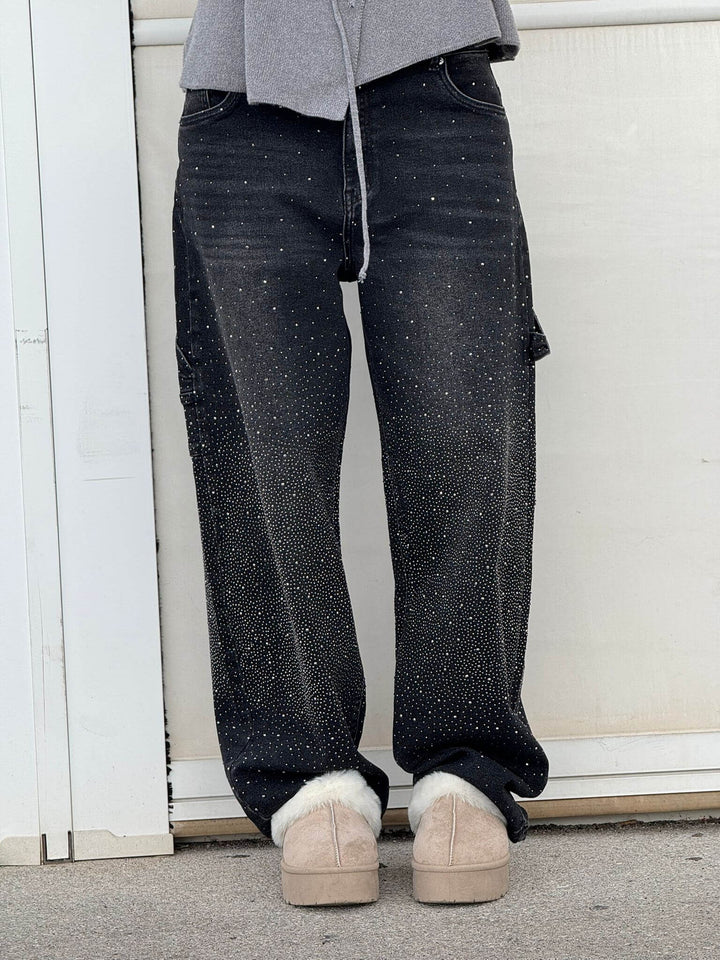Coole Damen Wide Fit Jeans mit Strass und Cargo-Taschen. Die perfekte Strasshose für einen modischen Auftritt.