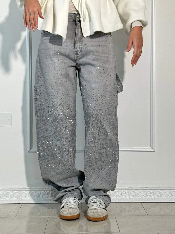 Wide Fit Jeans für Damen mit Strass-Besatz und seitlichen Cargo-Taschen. Modische Damenhose mit Glanz.