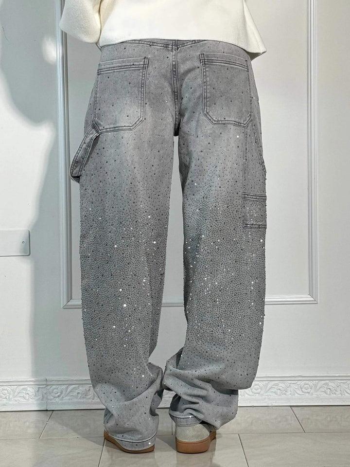 Stylische Damen Wide Fit Jeans mit glitzerndem Strass und praktischen Cargo-Taschen. Fashion Statement.