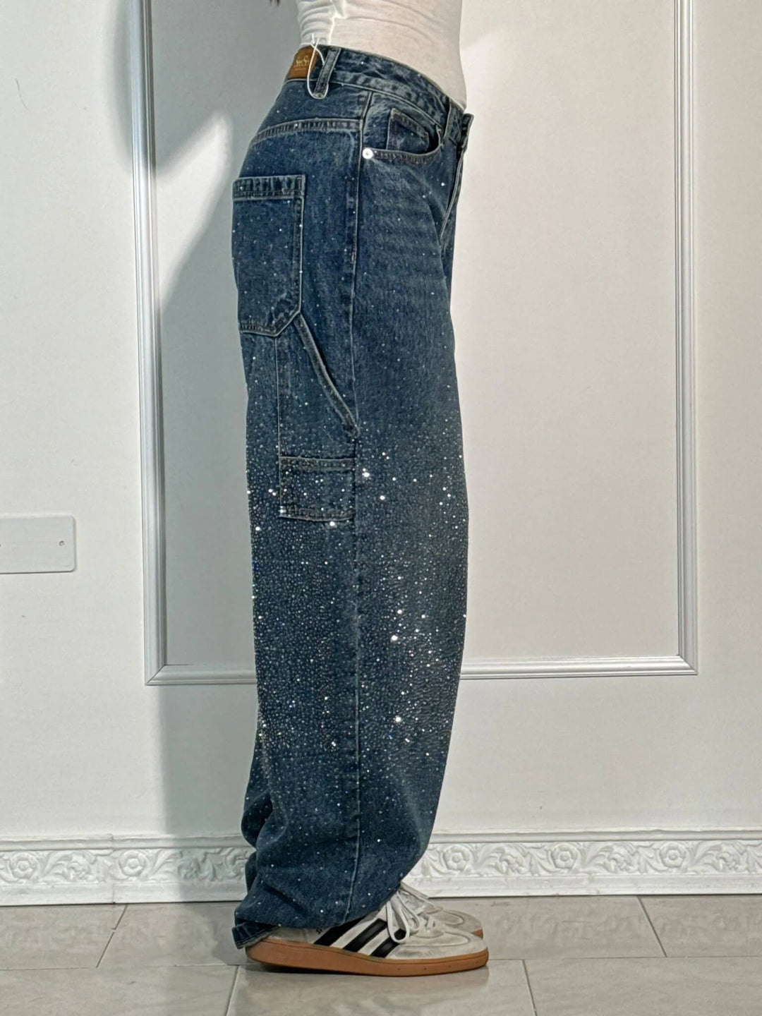 Moderne Wide Fit Jeans für Damen, verziert mit Strass-Details und coolen Cargo-Pockets. Urbaner Glanz.