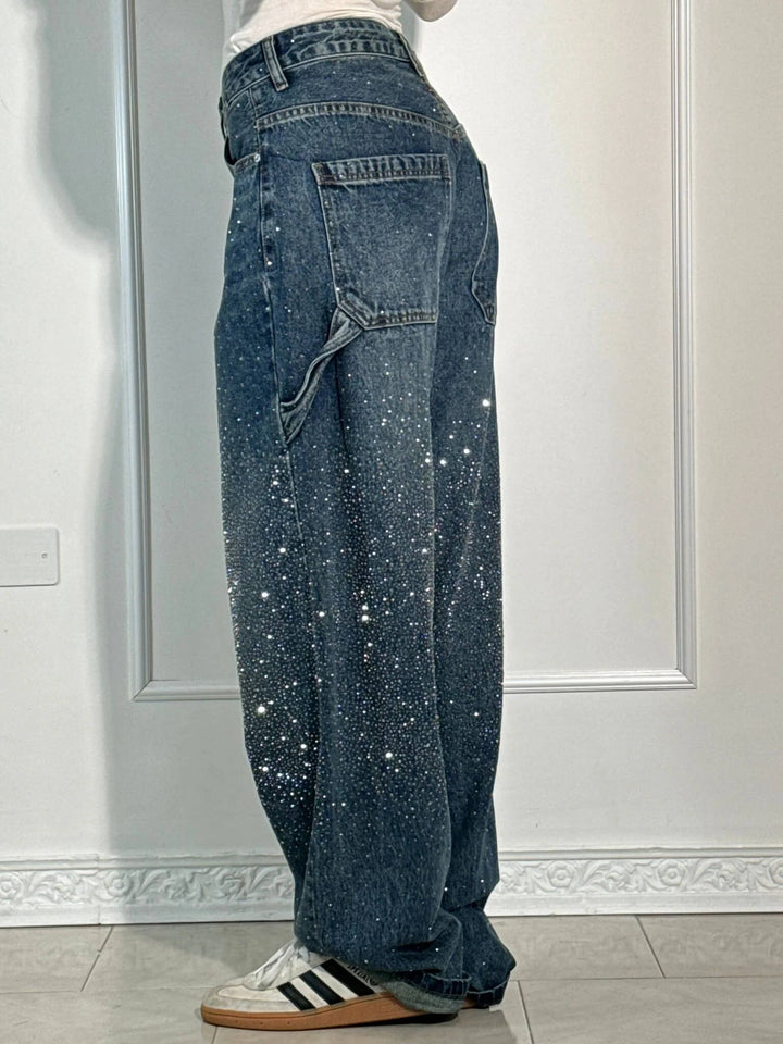 Trendige Damenhose: Wide Fit Jeans mit Strass-Applikationen und funktionalen Cargo-Taschen. Streetwear-Look.