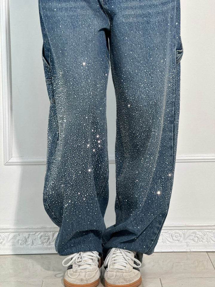 Damen Wide Leg Jeans mit funkelndem Strass an den Beinen und praktischen Cargo-Taschen. Glänzende Hosenmode.