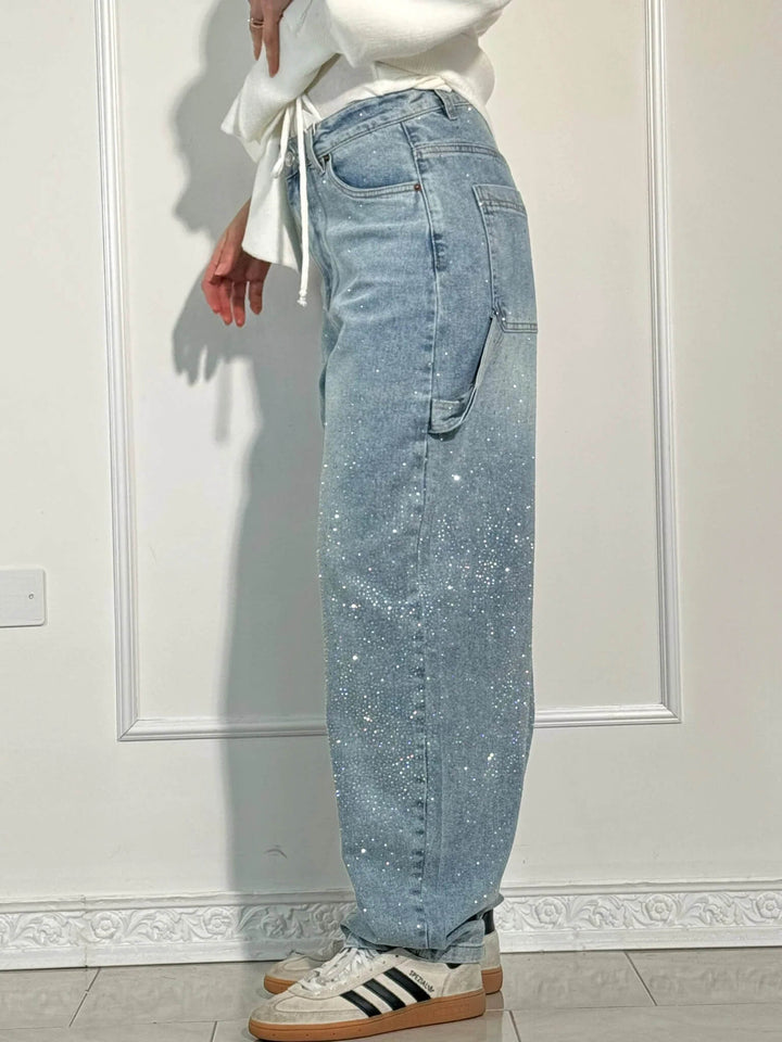Glamouröse Wide Fit Jeans für Frauen mit Strassbesatz und robusten Cargo-Taschen. Perfekt für einen Glanz-Look.