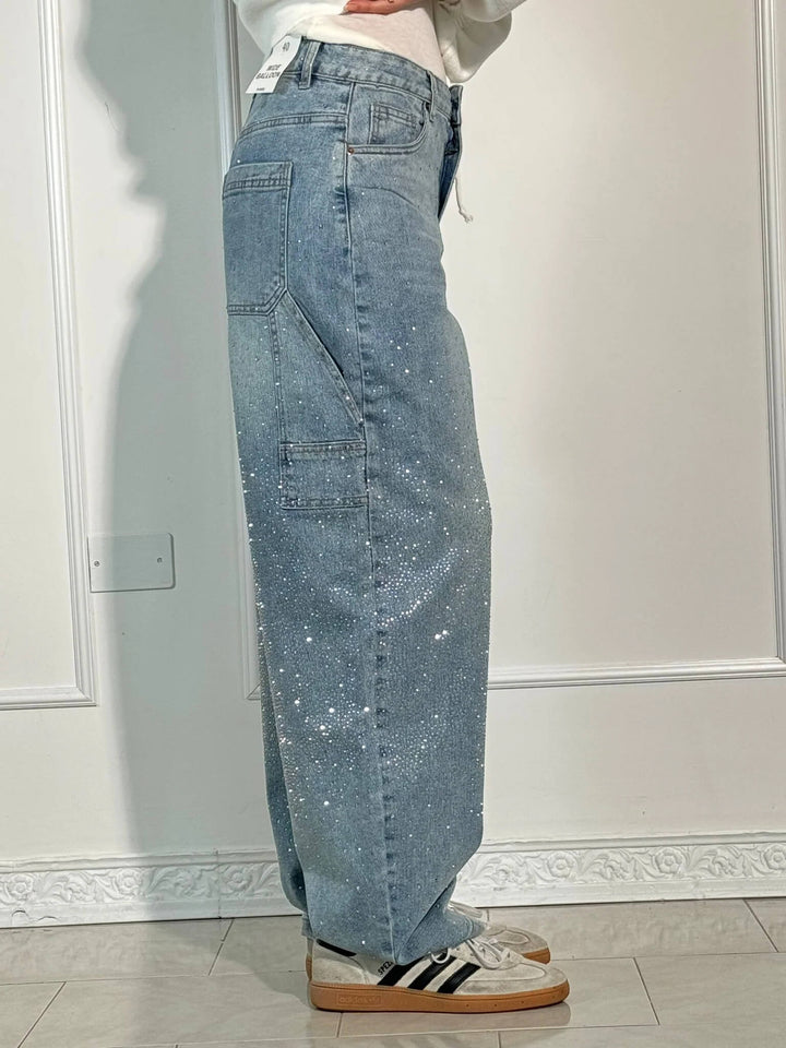 Freizeit-Jeans: Damen Wide Fit mit Strass-Elementen und nützlichen Cargo-Taschen. Bequem und stylisch.